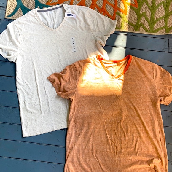 Lot of 2 Men’s V-Neck Cotton T’s Old Navy & Gap XL - Picture 2 of 4